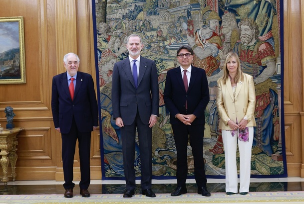 Su Majestad el Rey con el pte. del Tribunal Europeo de Derechos Humanos, Mattias Guyomar; el pte. del Tribunal Constitucional,  Cándido Conde-Pumpido 